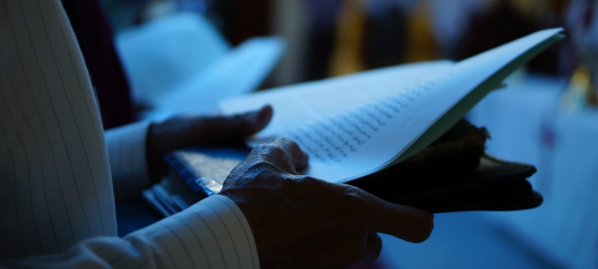 Man leest uit de Bijbel