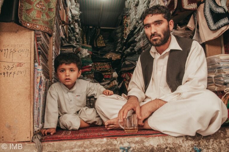 Afghanistan man met zoon