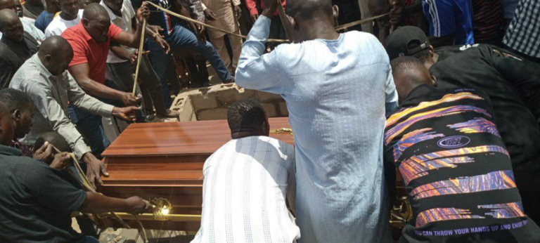 Begrafenis van de zoons van dominee Daniel Umaru in Nigeria