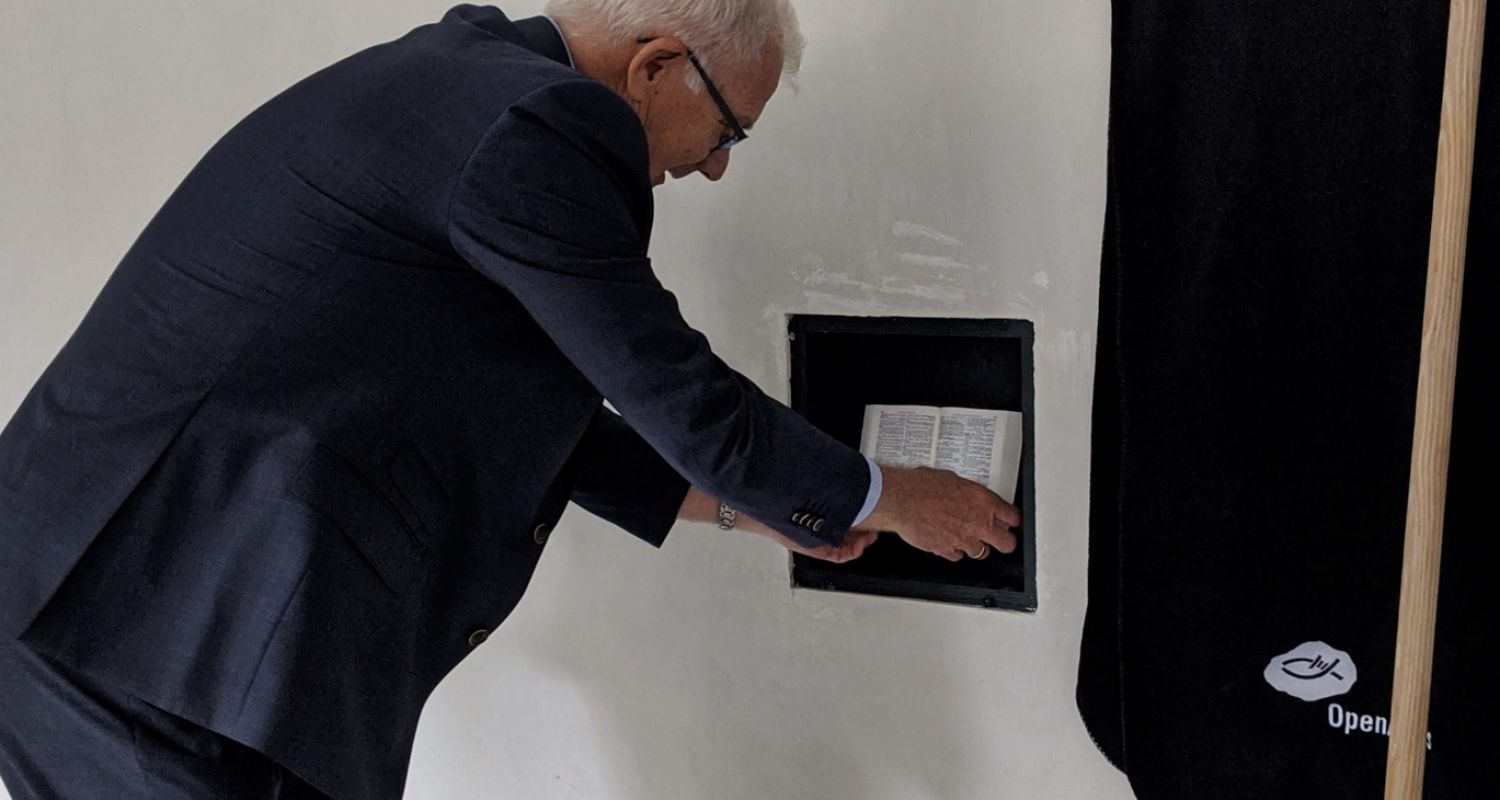 Bijbel in muur