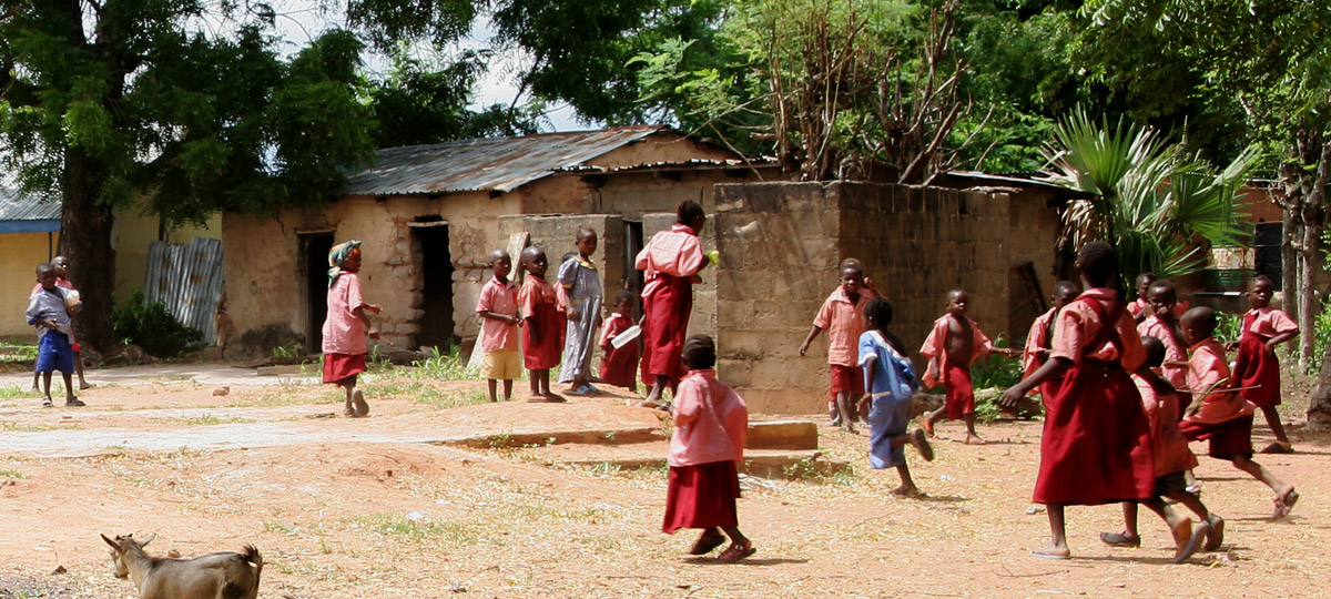 Kinderen spelen bij christelijke school in Nigeria