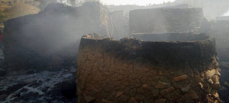 Toestand van een dorp na een aanval van Boko Haram