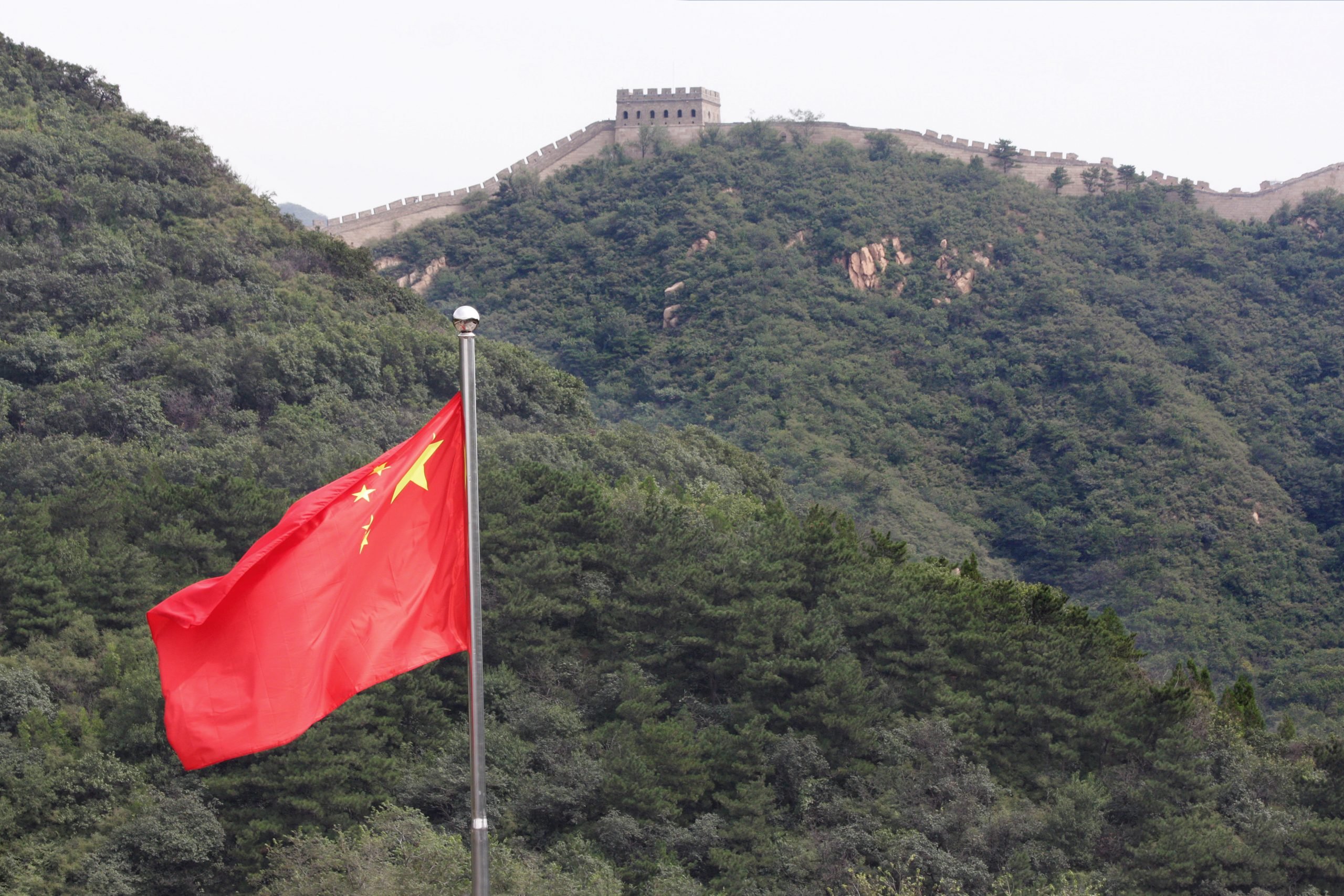 Chinese vlag met Chinese Muur op de achtergrond