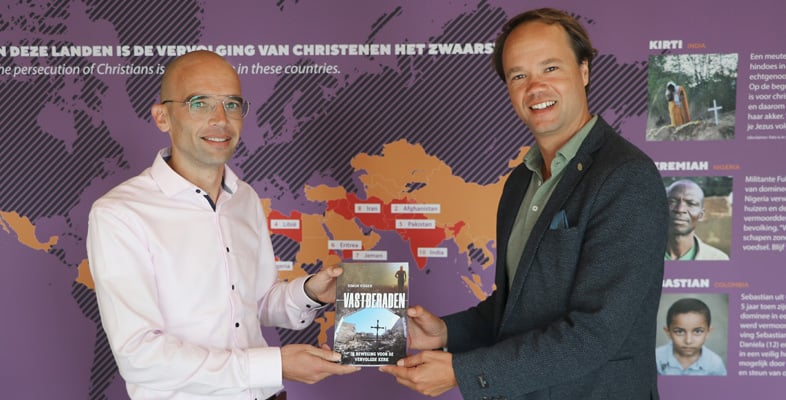 Simon Visser overhanidgt boek aan Henk Stoorvogel