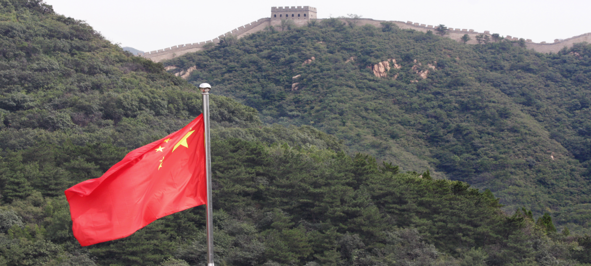 Chinese vlag met Chinese Muur op de achtergrond