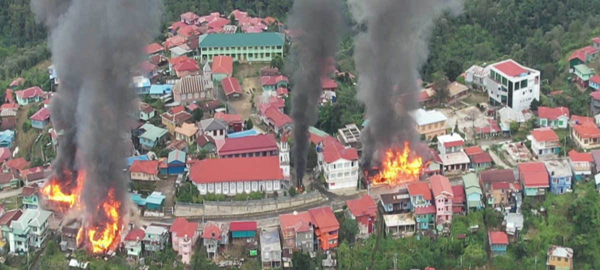 In brand gestoken kerken in Myanmar