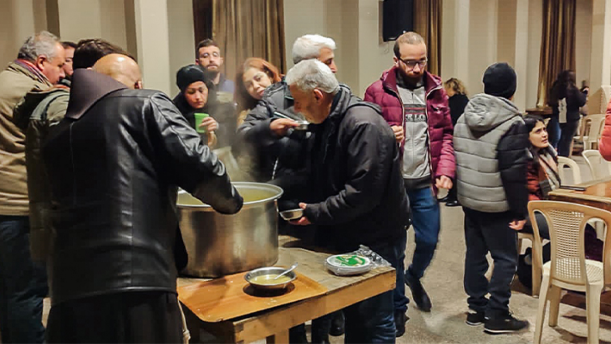 Mensen bieden hulp aan slachtoffers van de aardbeving in Syrië