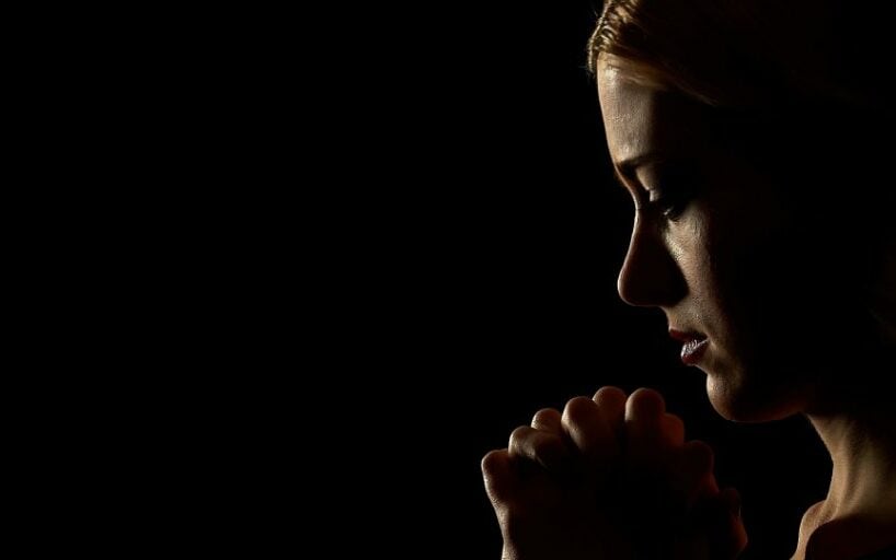 Biddende vrouw Nacht van Gebed