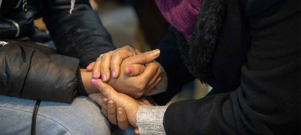 Handen van twee vrouwen