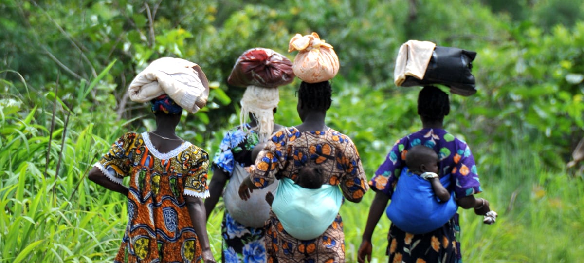 Wandelende vrouwen in Afrika