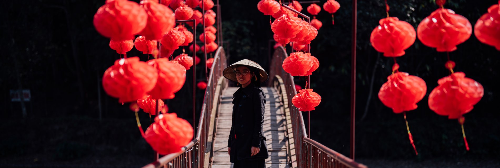 Man op brug in Vietnam