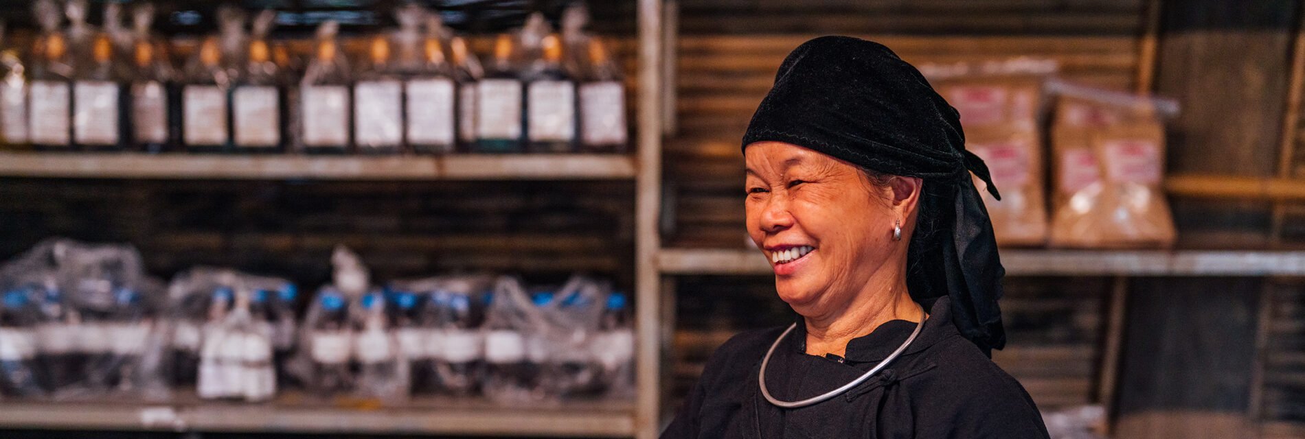 Lachende vrouw in Vietnam