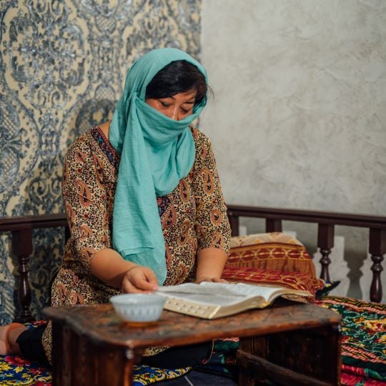 Aliya, een MBB uit Centraal-Azie, leest haar Bijbel