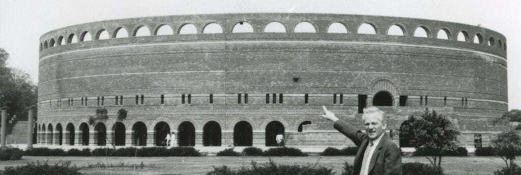 Anne-in-Pakistan-Kaddafi-stadion