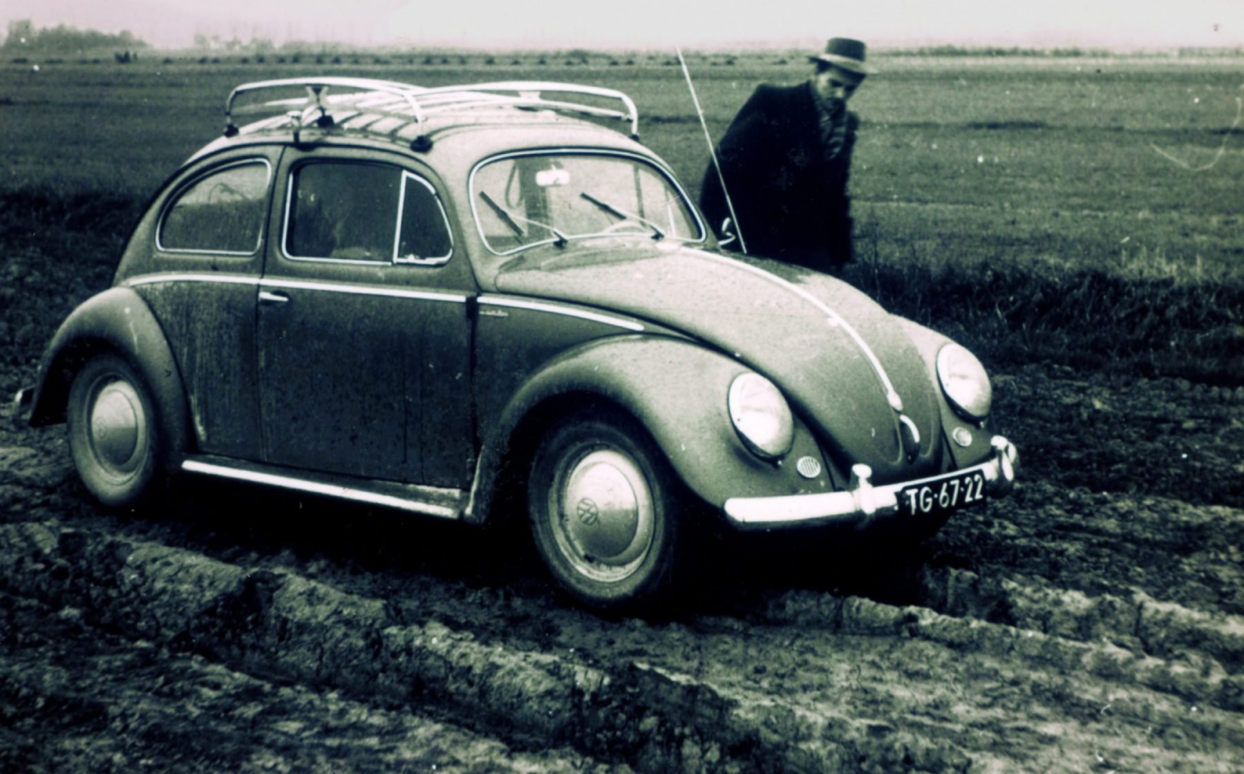 Anne van der Bijl met Kever auto