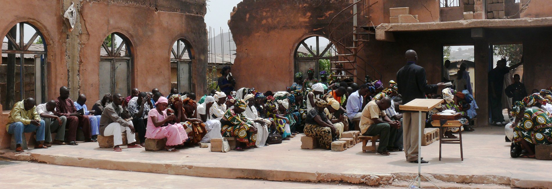 Buiten kerk in Nigeria