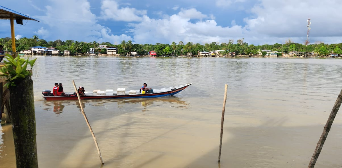 Mensen op boot in Colombia