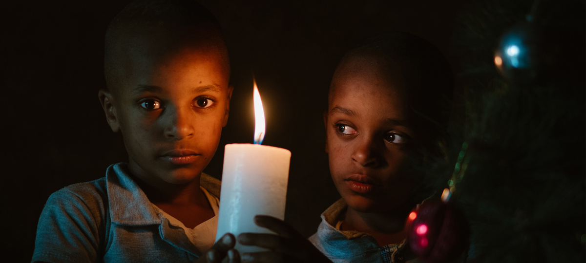 Fasil en Ezana houden een kaars vast