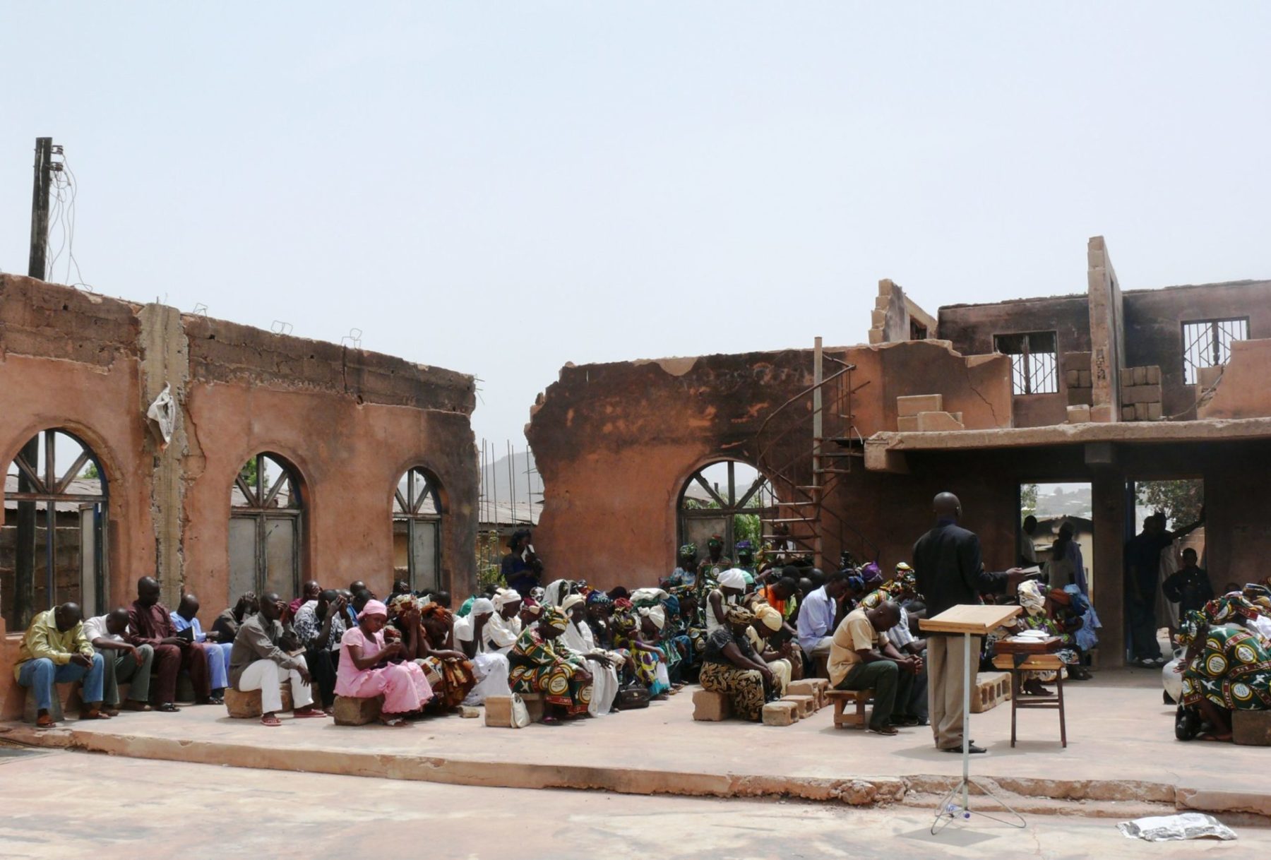 Kerkdienst in een verwoeste kerk in Nigeria