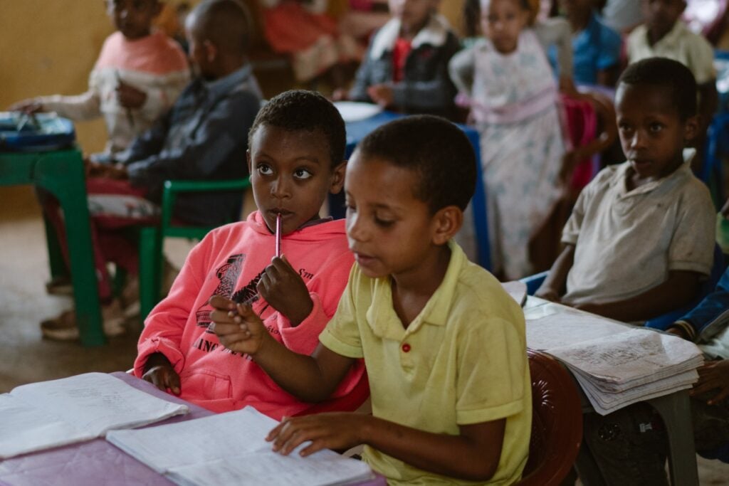 Kinderen in de klas op de Bridge school