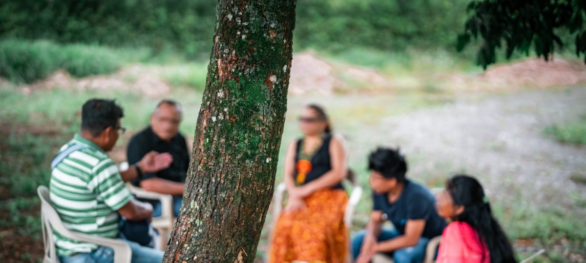 Mensen uit Colombia met elkaar in gesprek