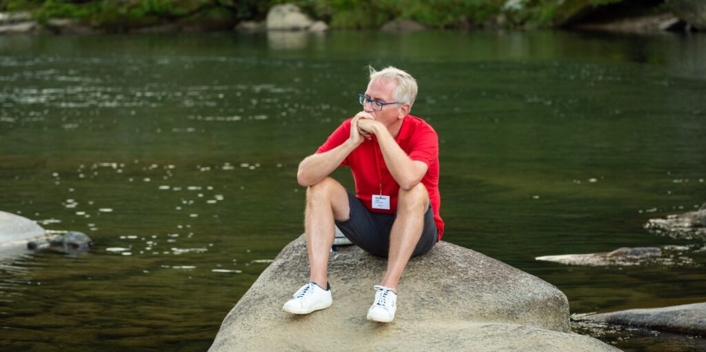 Muskatleet Wieger Sikkema zittend op een rots