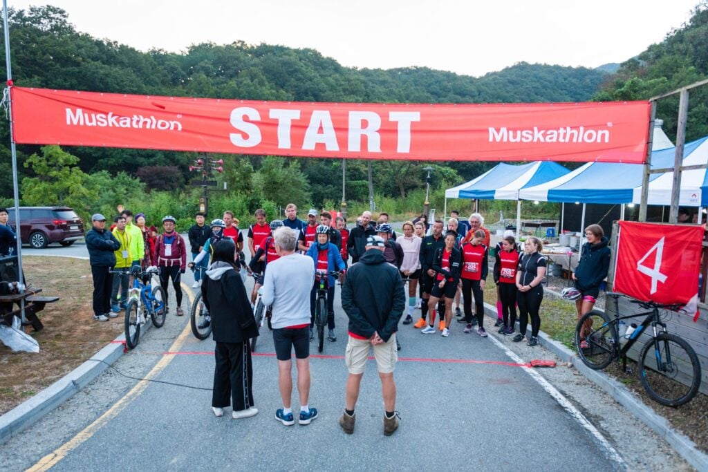 Muskatleten bij de start van de Muskathlon