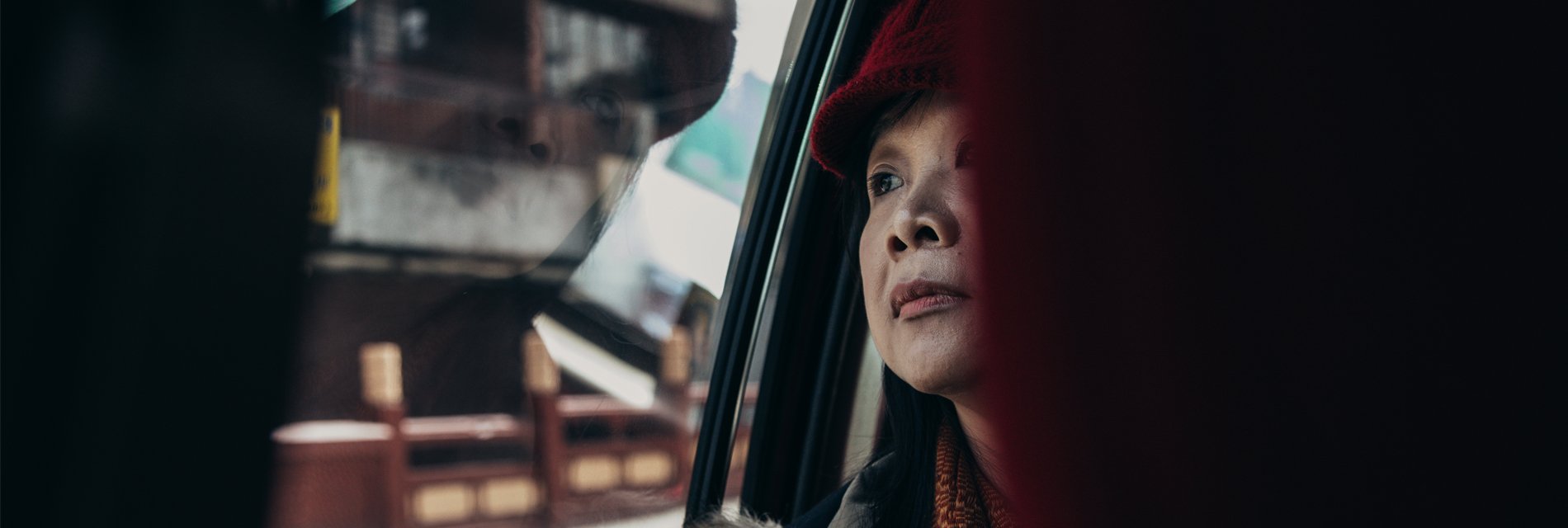 Rebecca zit in de auto