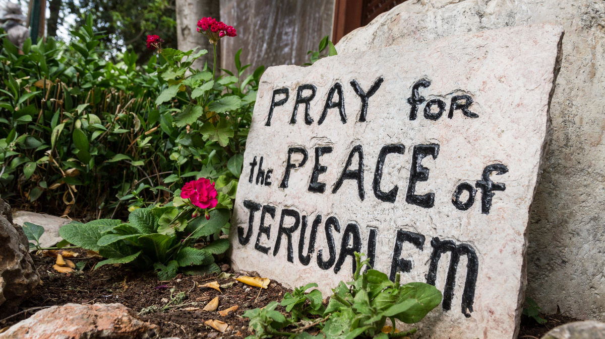 Bord met de tekst 'Pray for the peace of Jerusalem'