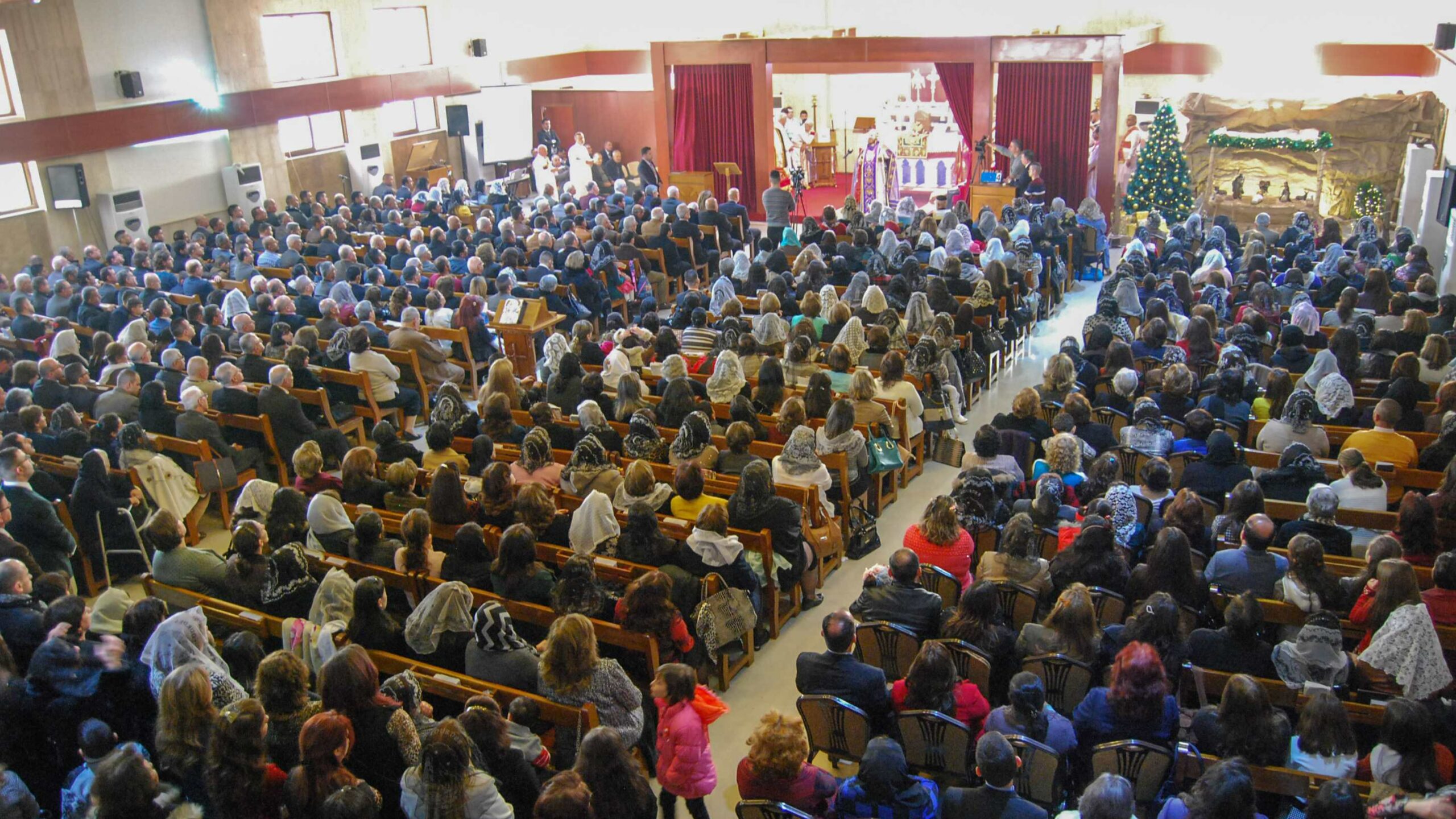 Een volle kerkzaal bij kerstdienst in Erbil