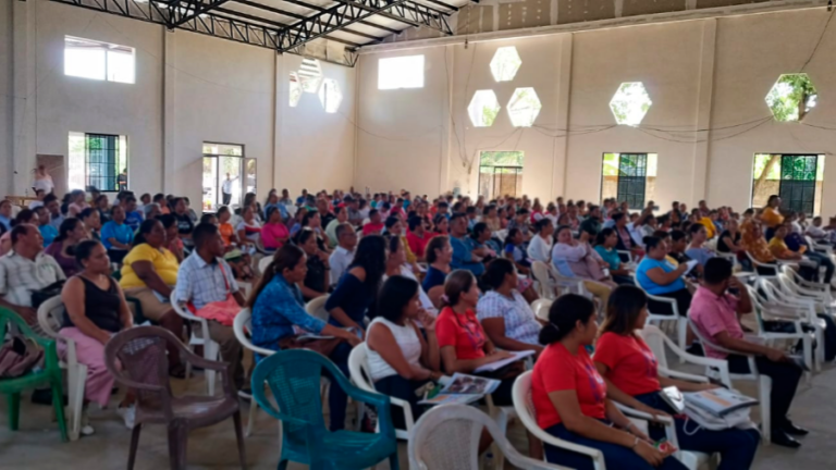 Kerkgangers in Nicaragua nemen christelijke lectuur in ontvangst