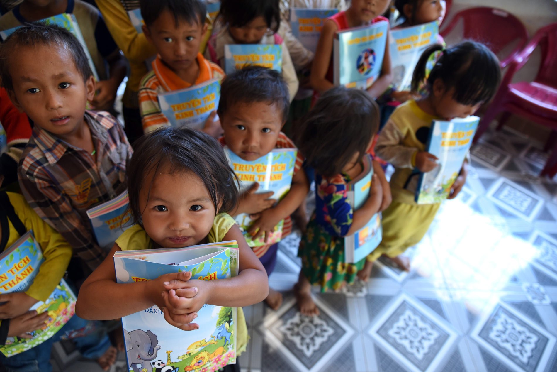 Kinderen ontvangen hun Kinderbijbel