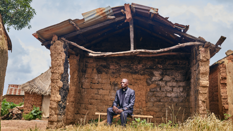 Pastor Zachariah in Nigeria zit bij verwoeste woningen