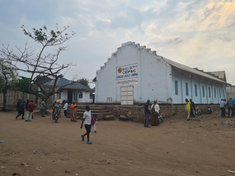 De kerk in Kasindi Lubiriha viert jaar na aanslag weer feest