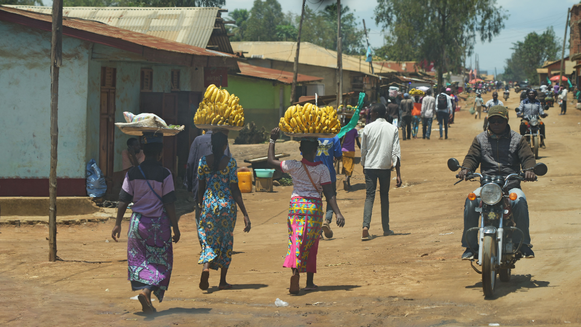 Vrouwen dragen bananen in dorp DR Congo