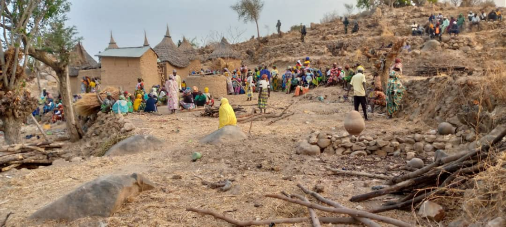 Inwoners van Lambram nemen de schade op na de aanval van Boko Haram.