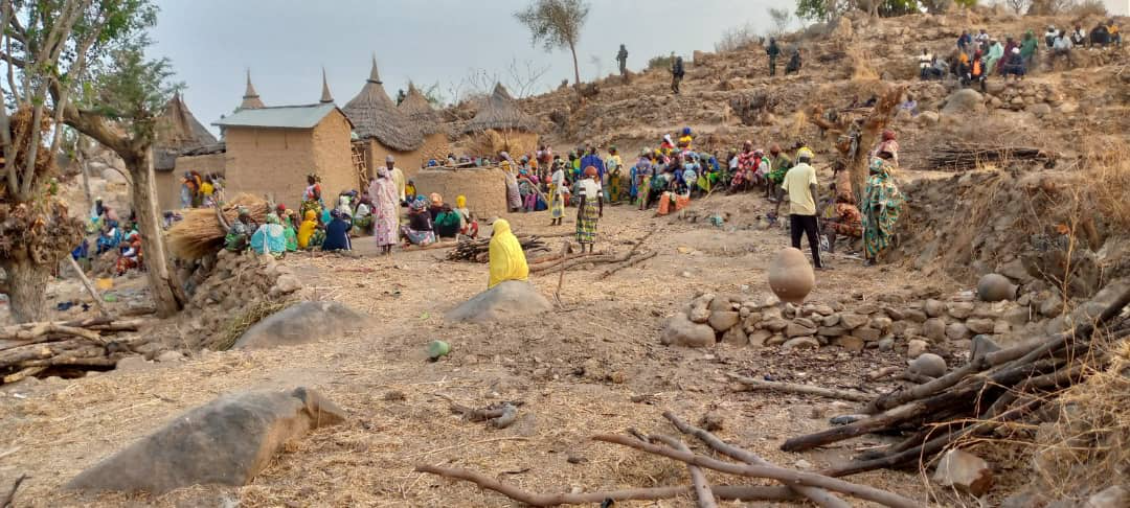 Inwoners van Lambram nemen de schade op na de aanval van Boko Haram.