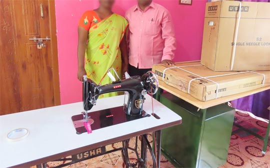 Narendran-en-Kavita-met-naaimachine