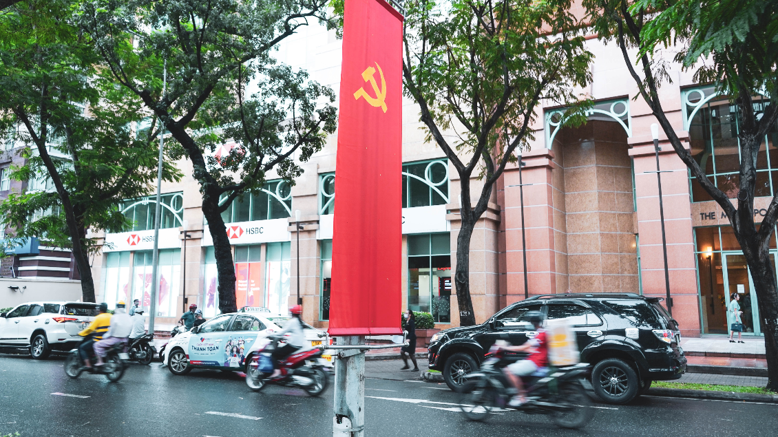 Straatbeeld met communistische vlag in Vietnam