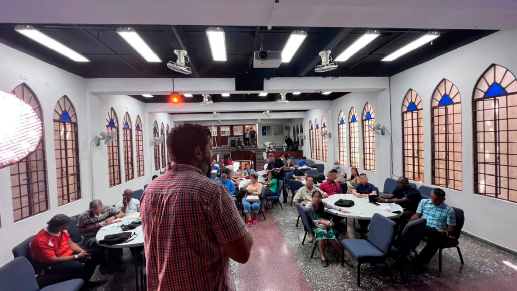 Cubaanse voorganger preekt in kerk.