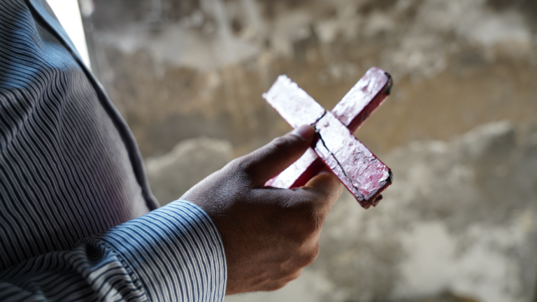 Pakistaanse christen met een crucifix