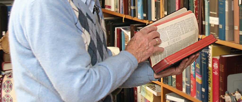 Anne houdt Bijbel vast