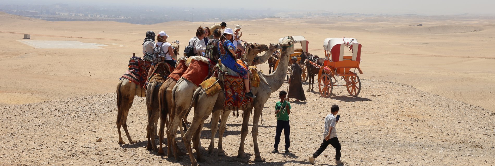 Egypte groep mensen op kamelen
