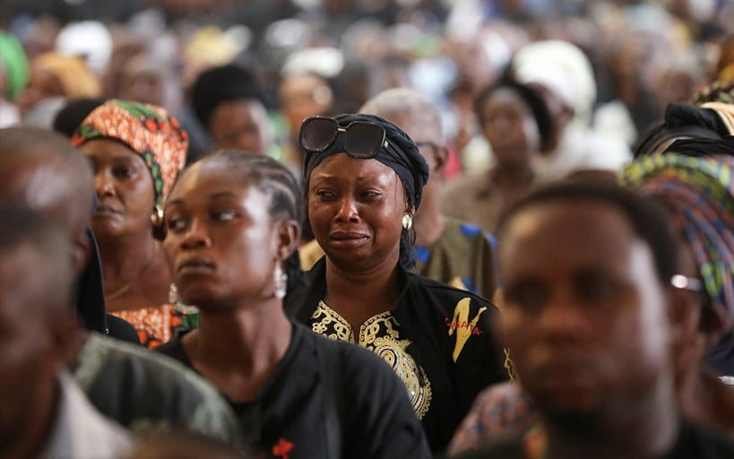 Een vrouw in tranen bij een uitvaart na een terreuraanval op een kerk in het Nigeriaanse Owo in 2022.