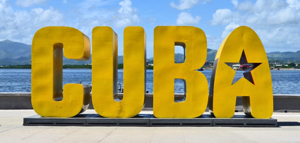 Cuba in grote letters