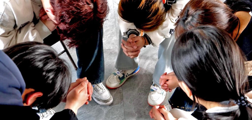 Chinese gelovigen bidden samen