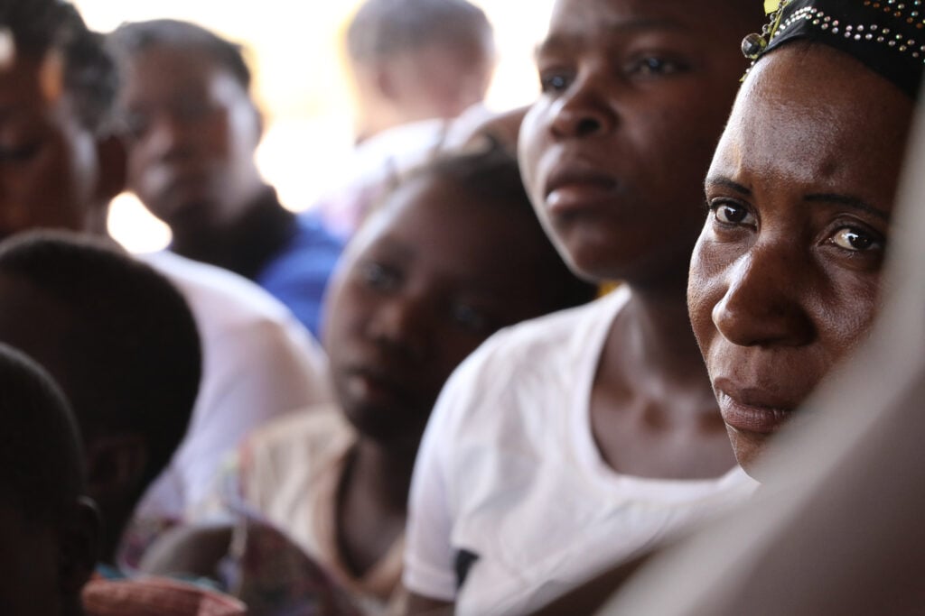 Christelijke vrouw in vluchtelingenkerk, Noord-Mozambique