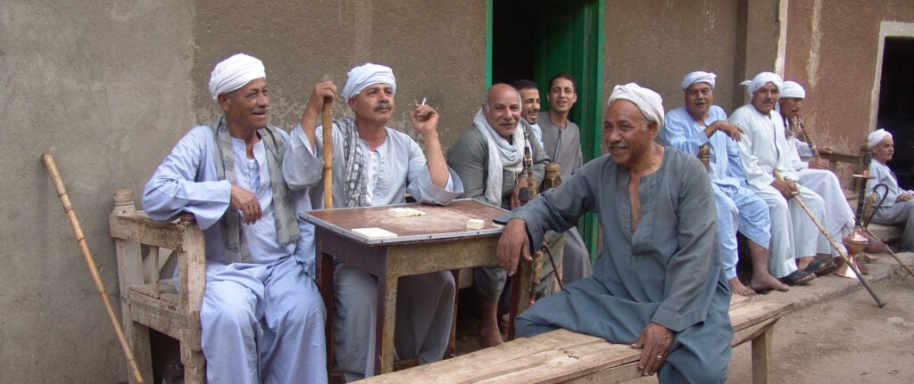 Vriendelijke groep mannen in Egypte
