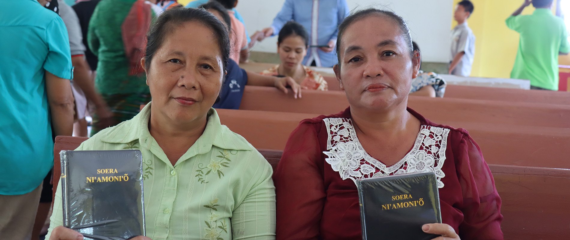 Vrouwen met Bijbel in Indonesië