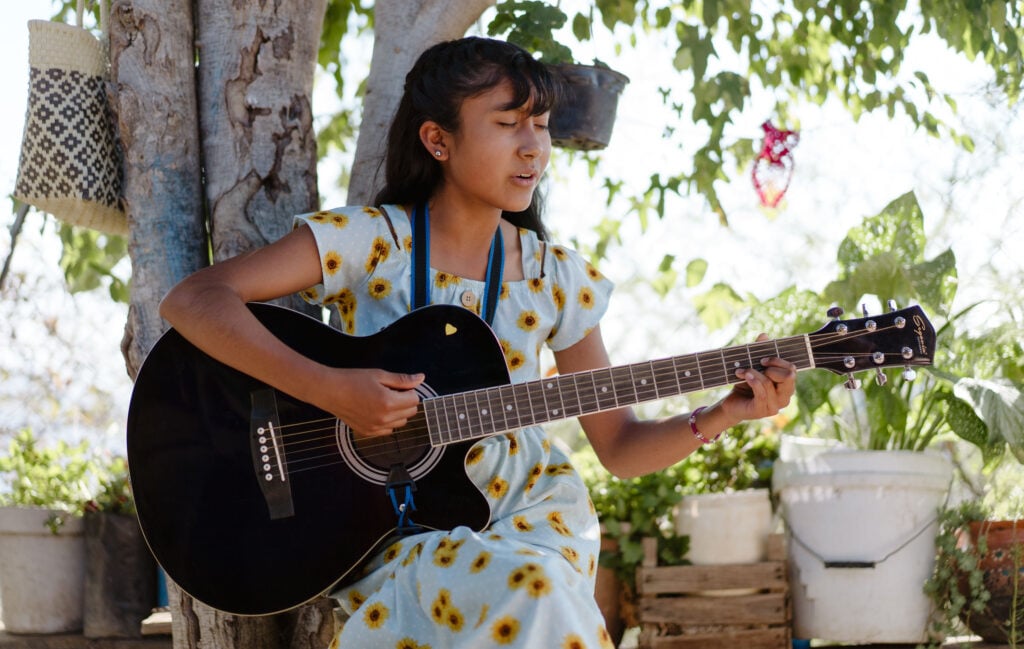 Alicia met haar gitaar